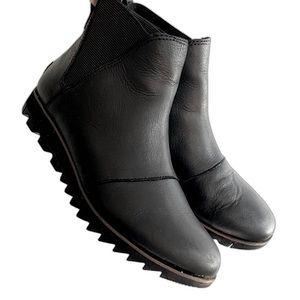 Sorel Black Leather Pull-on Chelsea Boots Size 6.5